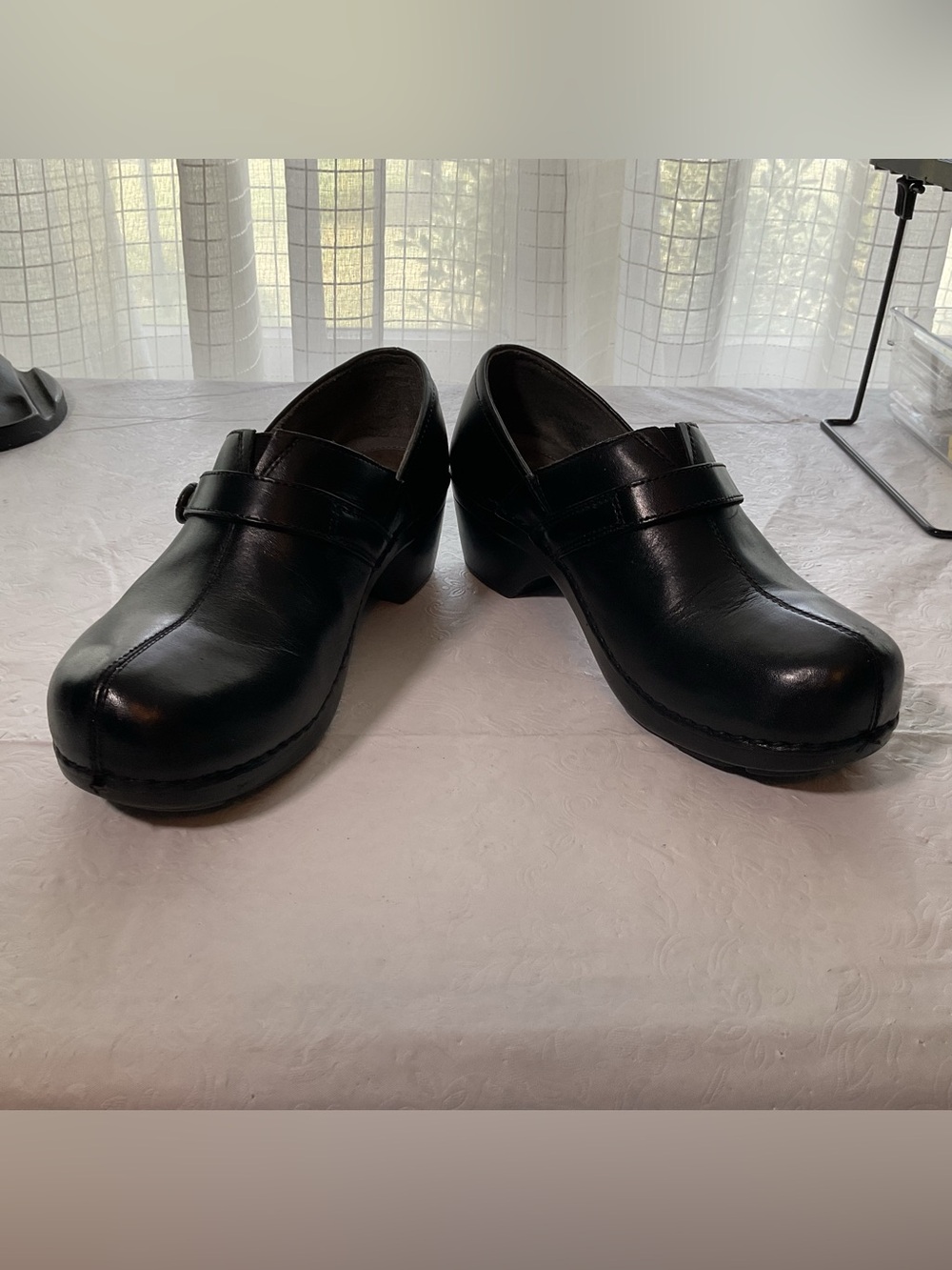 Dansko Solstice Button Women’s Black Leather Clogs. Size 39(8.5) - Picture 5 of 8
